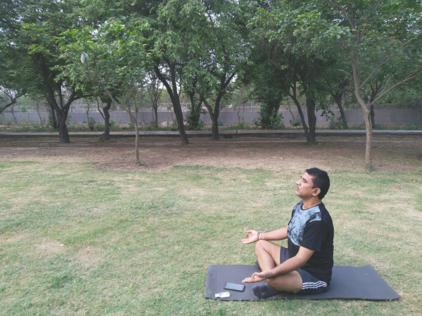 Ruhiger Meditationsraum mit warmer Beleuchtung und schlichten Sitzkissen